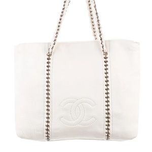 CHANEL
Luxe Ligne Tote